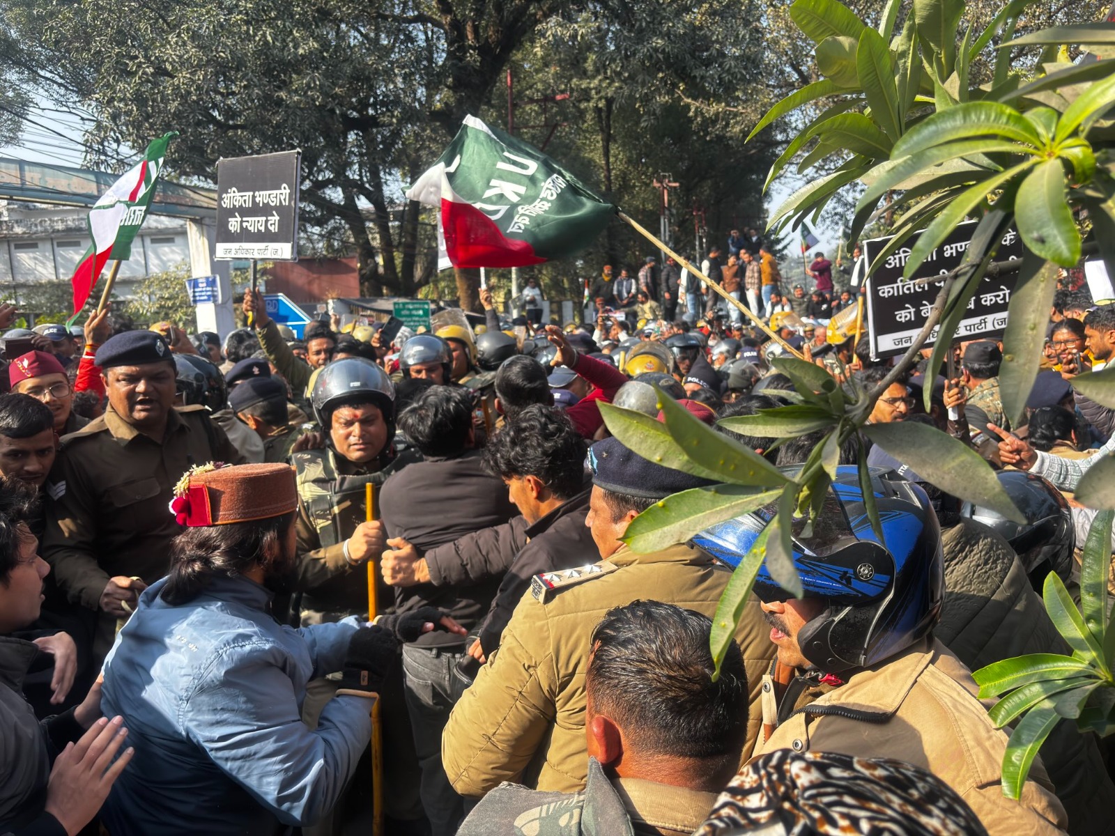 अंकिता भंडारी हत्याकांड: सड़कों पर उतरे सभी विपक्षी दल, किया सीएम आवास कूच, पुलिस से हुई नोंक-झोंक ANKITA BHANDARI CASE